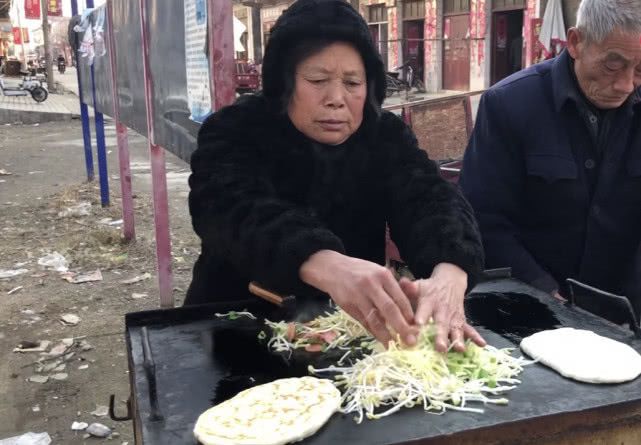 摆摊卖烧饼挣钱吗-烧饼摊主告诉你：摆摊卖烧饼有多赚钱，你绝对想不到的优势