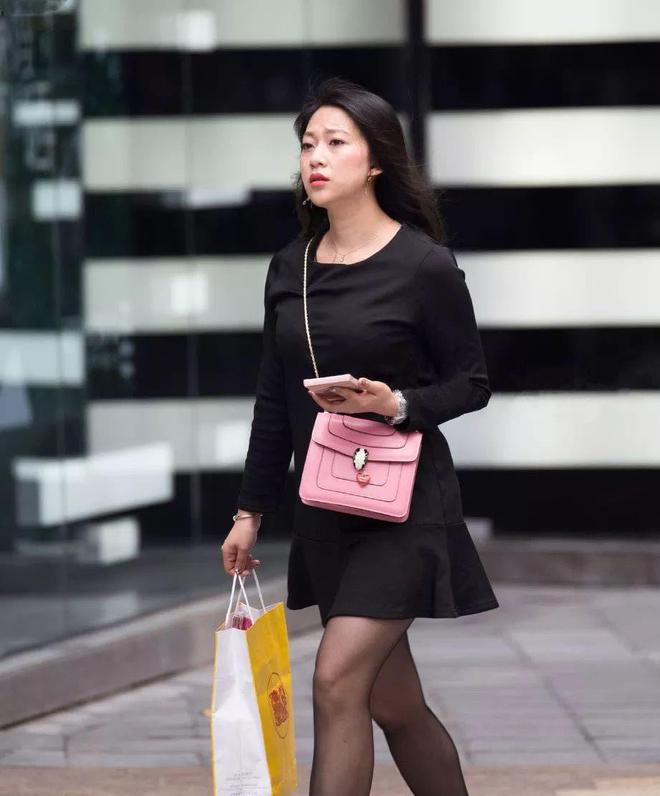长款碎花连衣裙，如何穿出优雅与青春活力？选购搭配穿着全解析