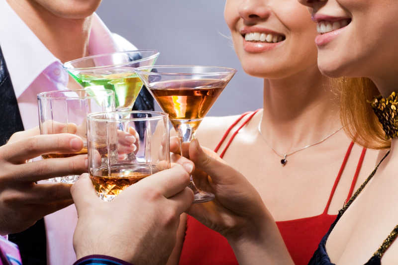 用酒把美女灌吐小游戏_美女灌酒成语_灌女孩子喝酒
