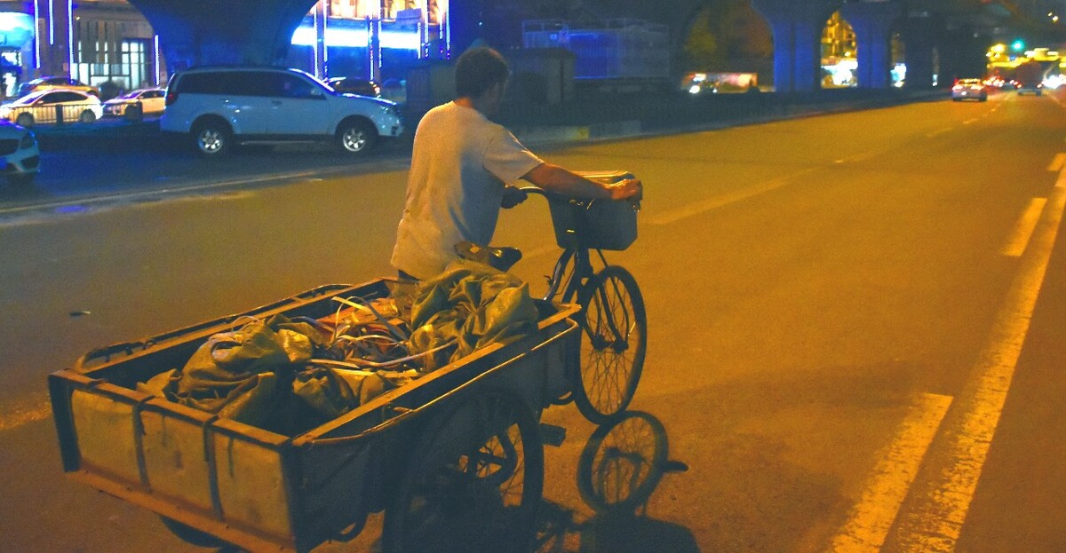 反叛者便鞋到底谁掉落-城市街头摄影师发现的反叛者便鞋：街头故事的启示