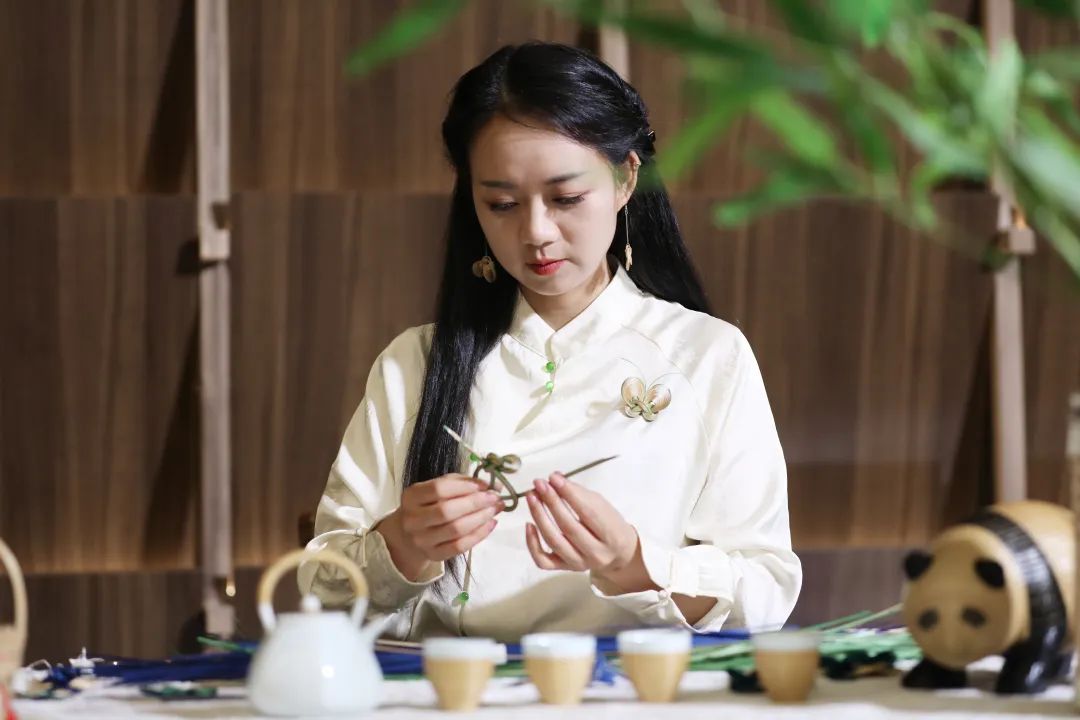 功夫小子鬼步视频-功夫小子鬼步：传统与现代的完美结合，诠释坚持与创新的精神