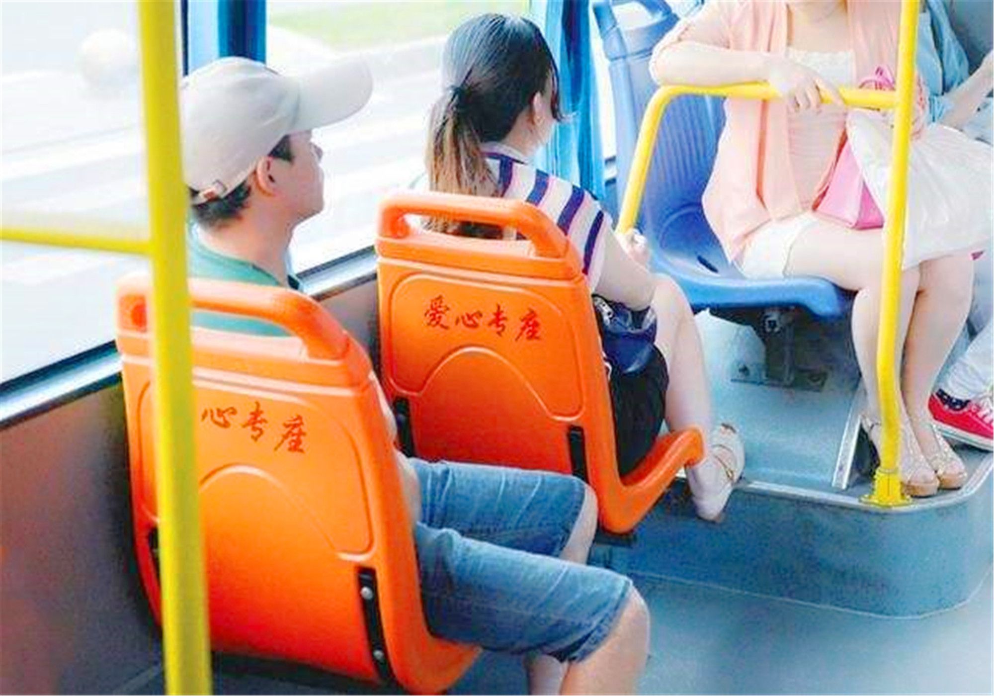 让座老人要求有哪些_给老人让座是不是义务_老人要求让座