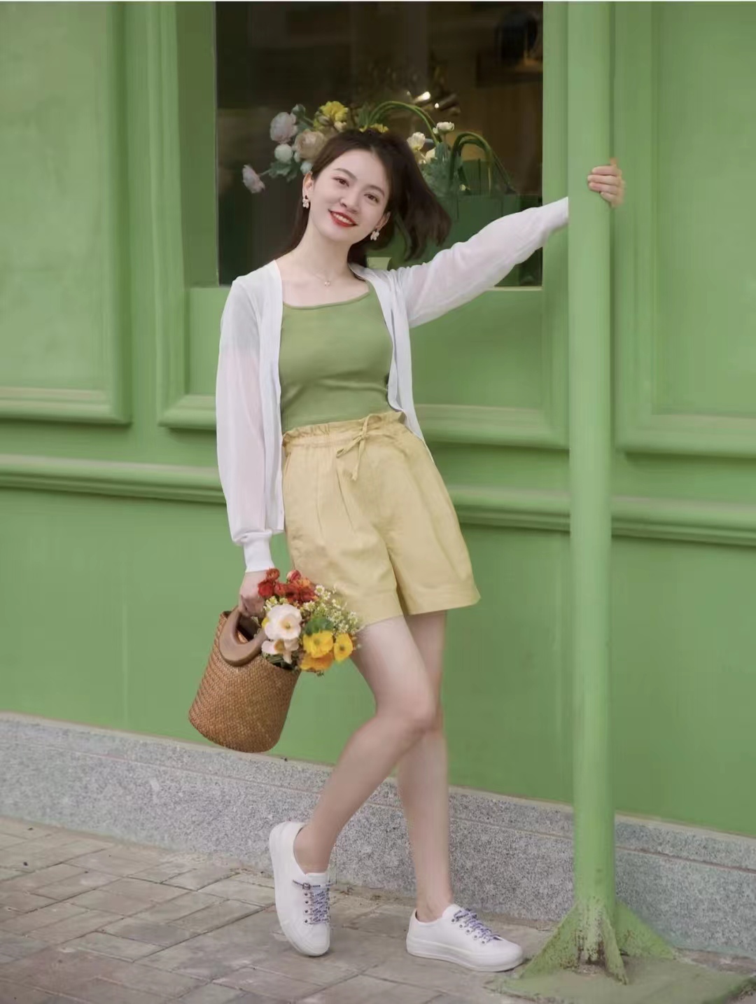 白色短款t恤高腰蓝色短裤搭配什么颜色的鞋子好看_白t配蓝色短裤_白色短袖和蓝色短裤