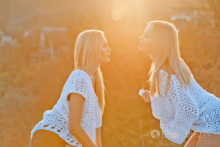 谢娜双胞胎女孩图片_双胞胎图片女孩_双胞胎女孩图片可爱婴儿