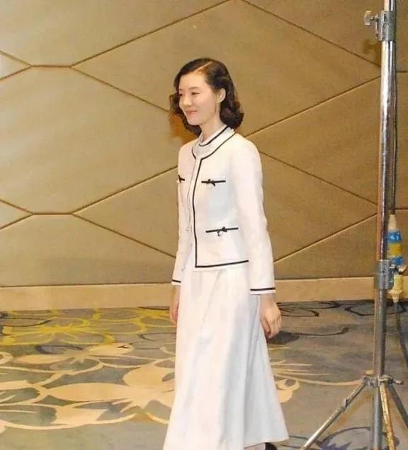 牛仔连衣裤_连衣牛仔裤配什么鞋_牛仔连衣裤穿什么外套