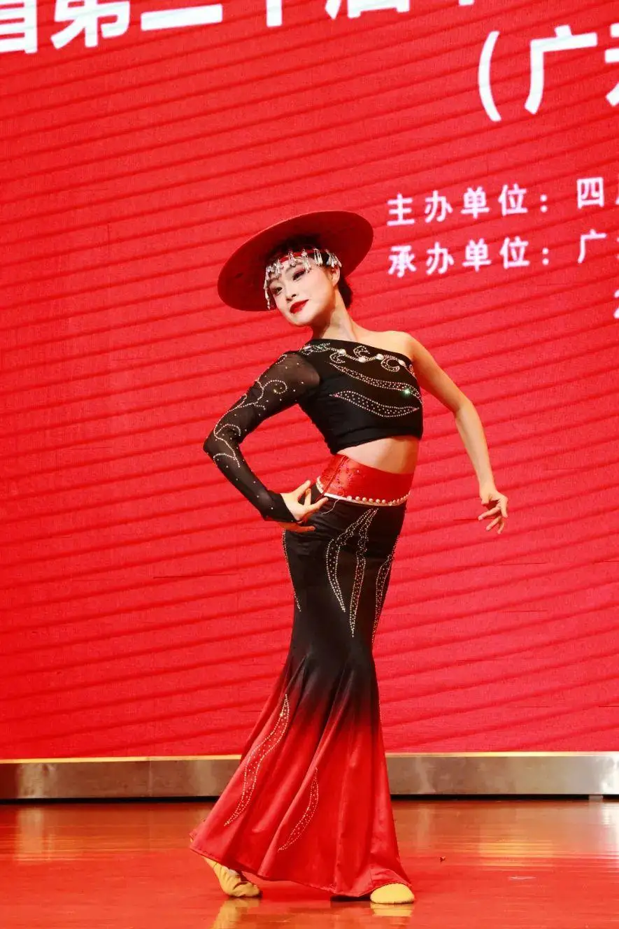 杂技柔术滚灯解说词_汞灯柔术杂技_柔术杂技训练