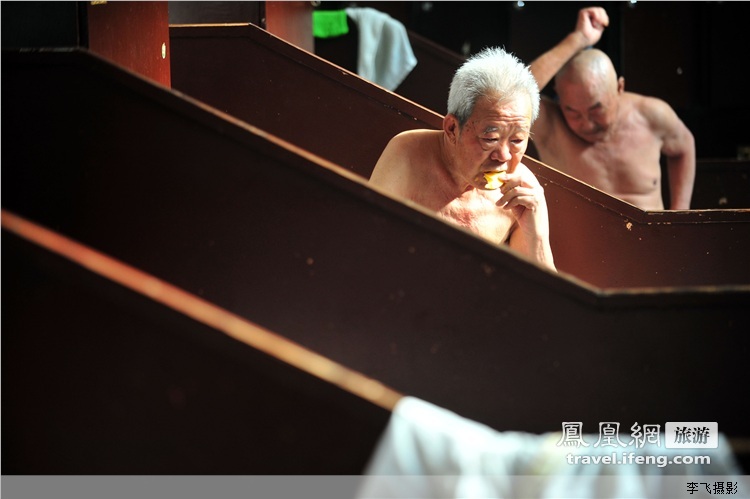 女搓澡工在男澡堂_男澡堂女性搓澡师图片_女澡堂的女搓背工