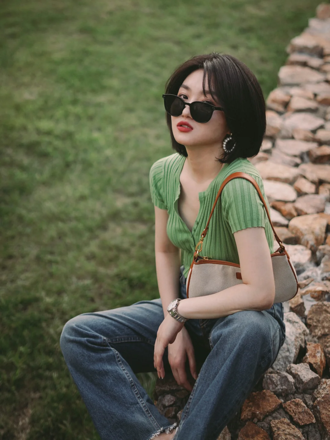 秋季服装新款-秋天换装指南：风衣、针织衫、牛仔裤，让你成为街头时尚焦点