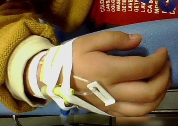 小孩子打针的视频_小女生脱裤子打针视频_孩子打针图片