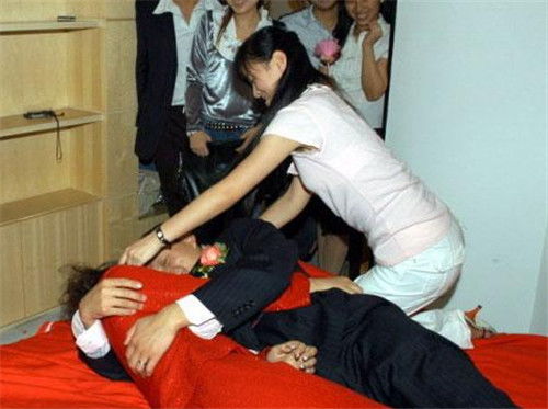 闹洞房游戏大全视频,趣味横生的婚礼狂欢瞬间回顾